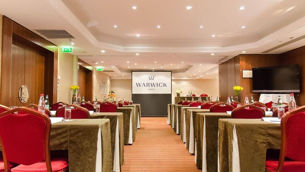 Aménagement de la salle de réception de type « salle de classe » chez M. Monroe + J. Dean + F. Astaire au Warwick Paris Champs-Élysées