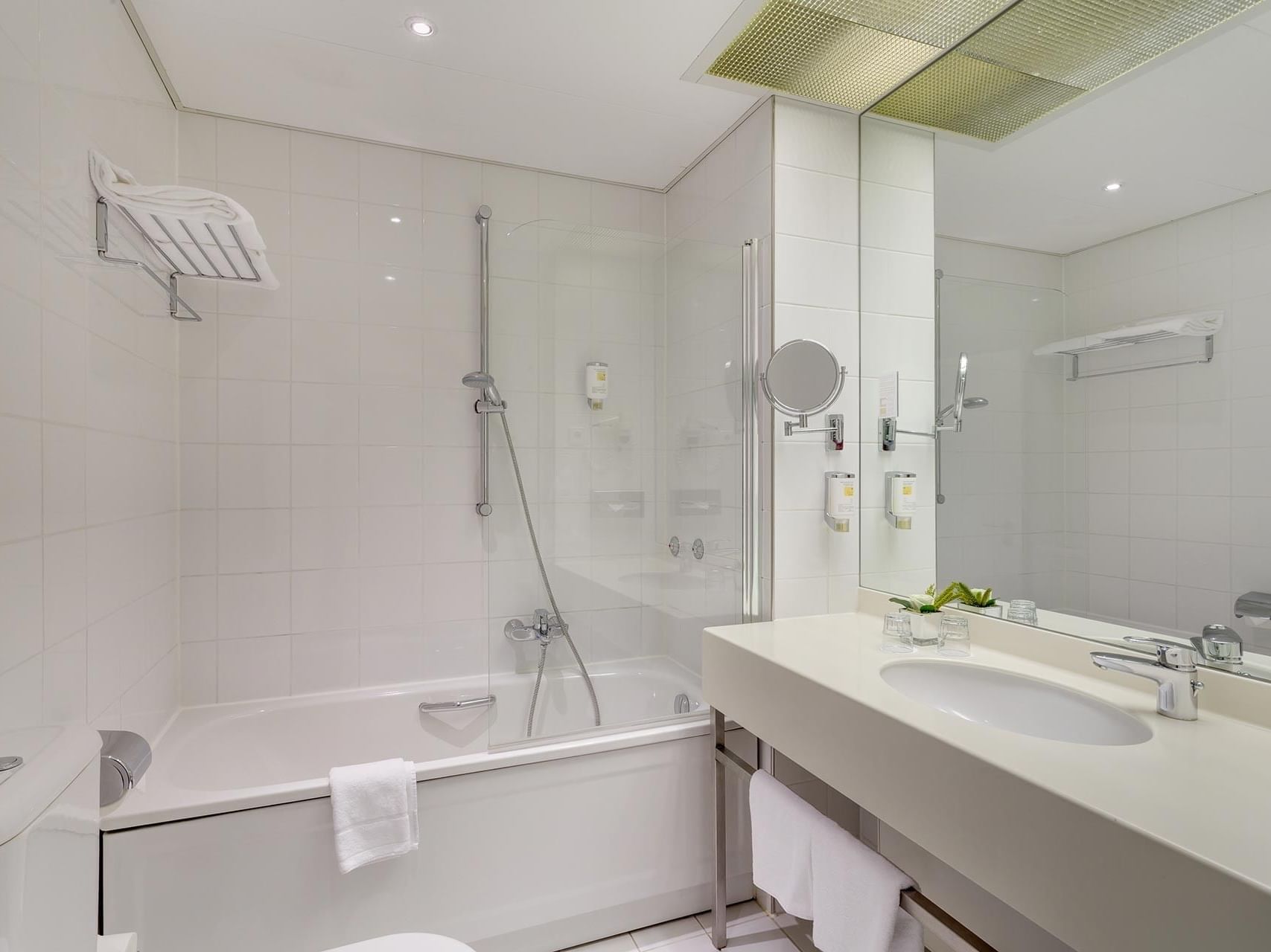 Modern bathroom with a bathtub and clean design at Hotel Sylter Hof Berlin.