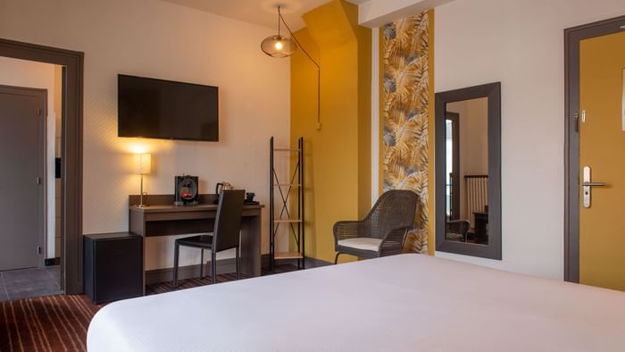 Room with a double bed, flat-screen TV at Hôtel de l'Europe