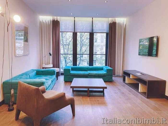 Elegante soggiorno con divani blu e tavolino in legno, Italiaconibimbi.it