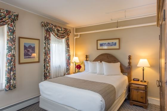 Deluxe Queen bedroom with a queen bed at Eagle Mountain House