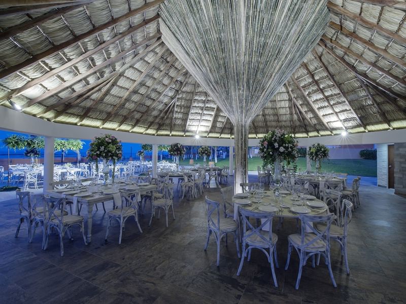 Indoor dining area in Costa de oro at Grand Fiesta Americana