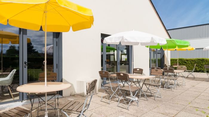 An Outdoor dining area at Hotel Rouen South Oissel