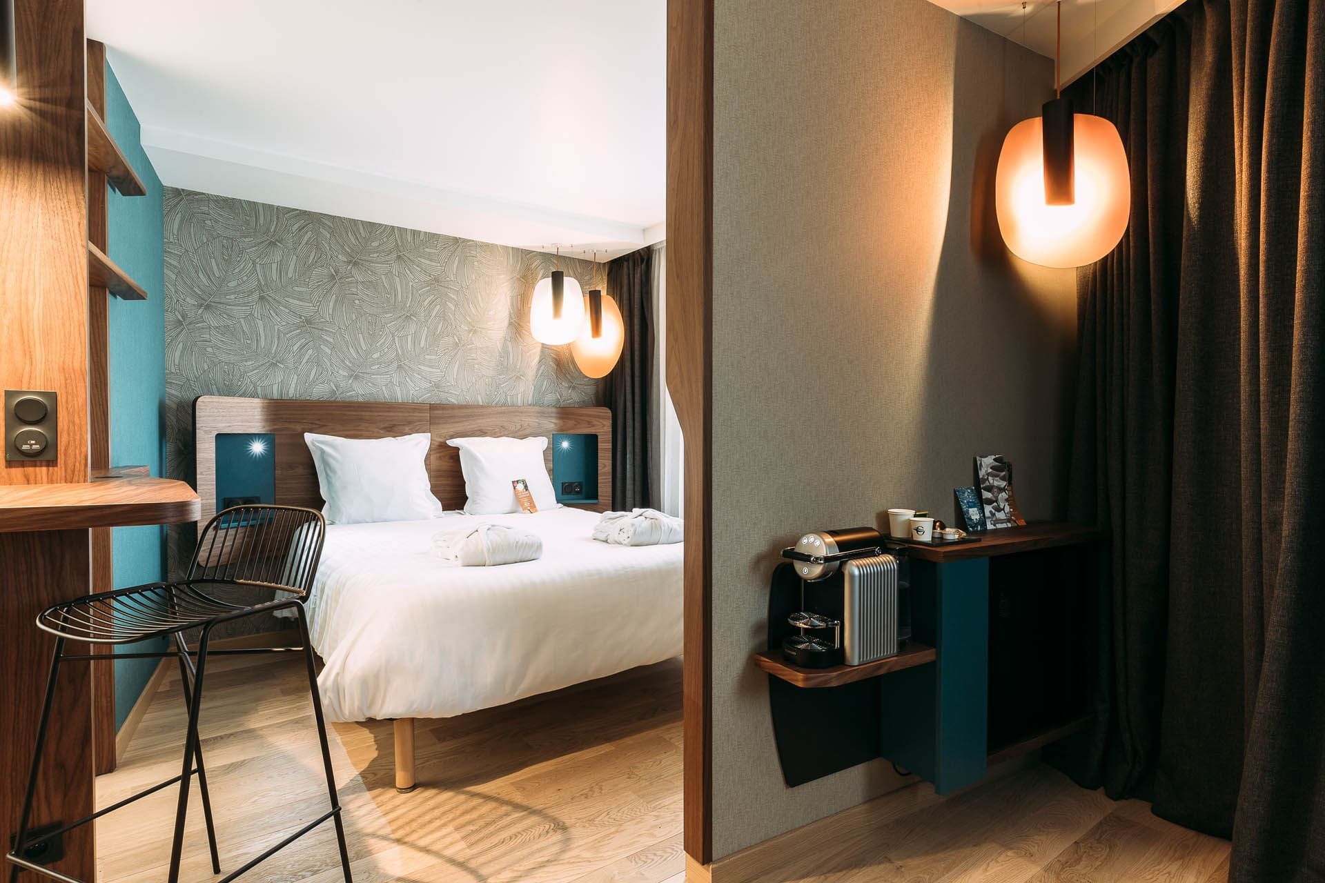 Chambre avec coin salon à l'Oceania Paris Porte de Versailles