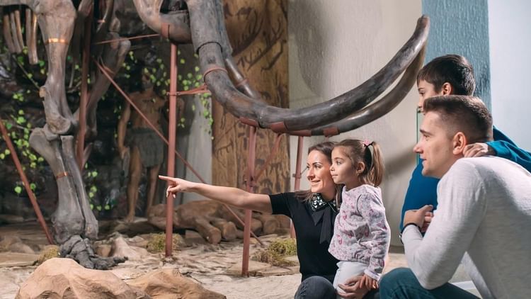 Una familia visitando el Museo cerca de FA Cancún Villas
