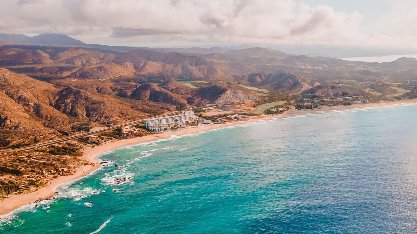 Vista aérea de la playa y complejo de Marquis Los Cabos Resort & Spa.