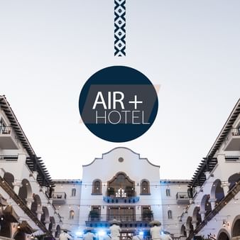 Patio de hotel con personal en uniforme y logo de AIR+ HOTEL superpuesto en azul.