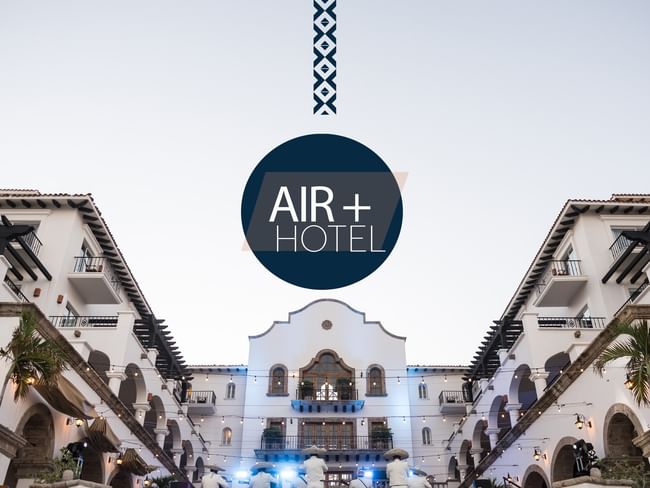 Patio de hotel con personal en uniforme y logo de AIR+ HOTEL superpuesto en azul.