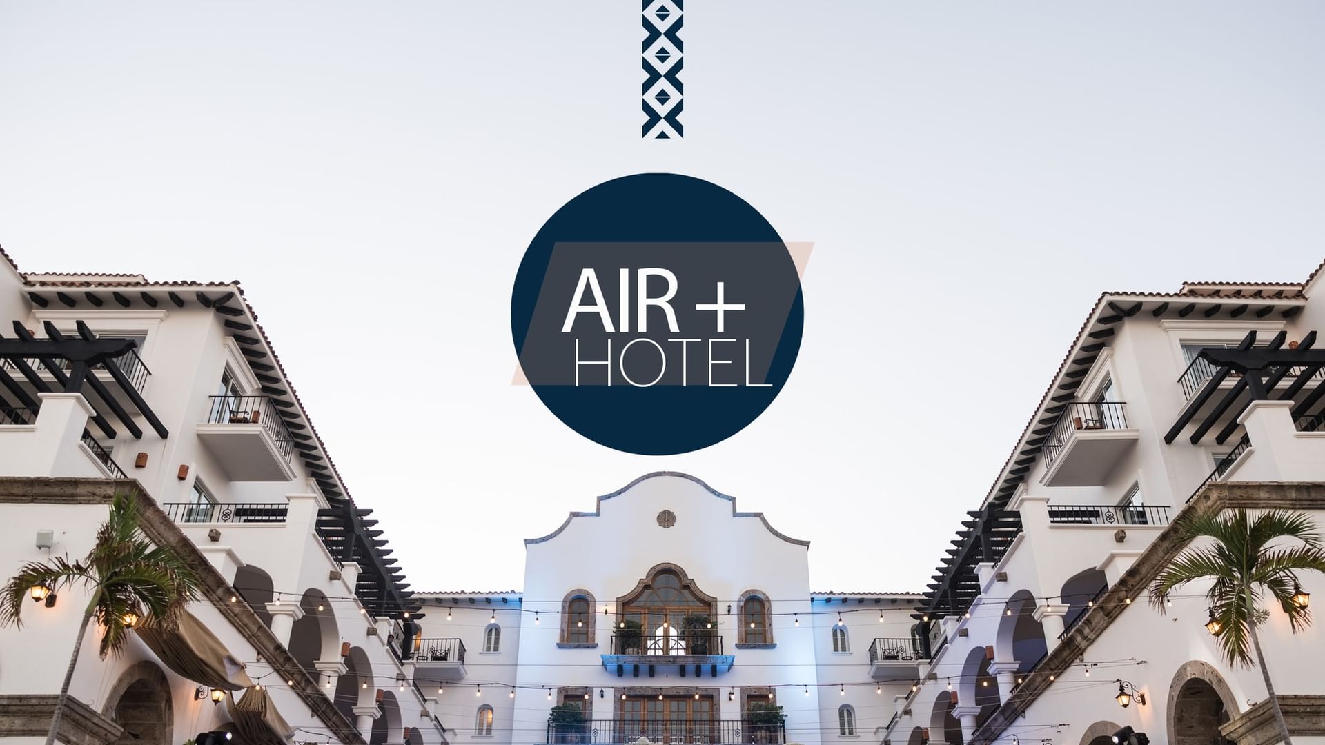 Patio de hotel con personal en uniforme y logo de AIR+ HOTEL superpuesto en azul.