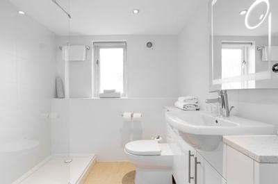 Woodford Bridge Country Club One Bedroom Lodge Bathroom