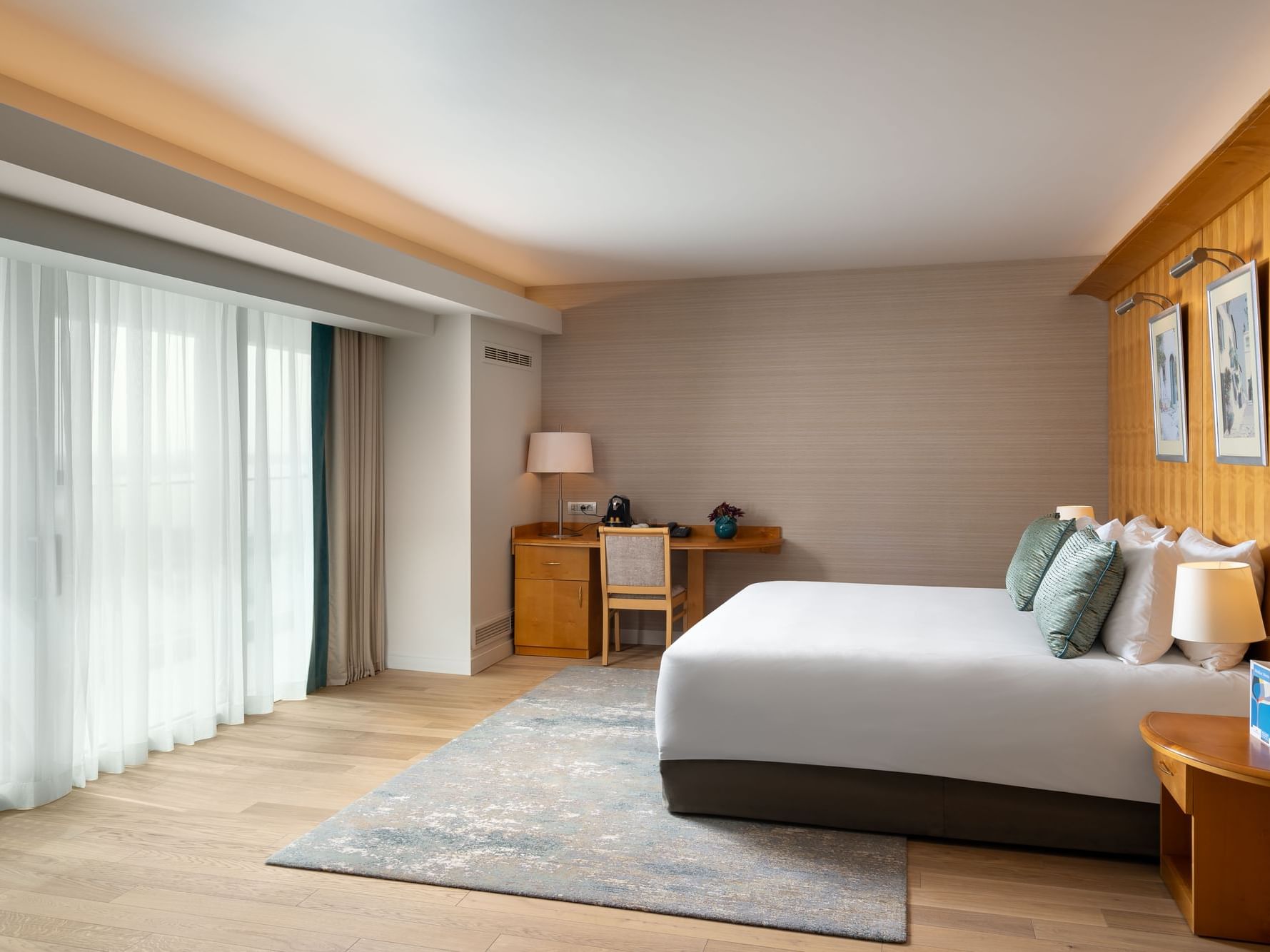 Workspace in King Deluxe Room with wooden floors at Ana Hotels Europa Eforie Nord