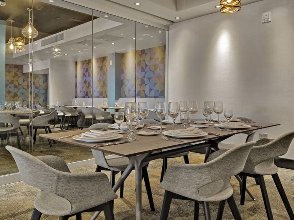 Foto de cerca de mesa de comer en BoNo en El Conquistador Resort