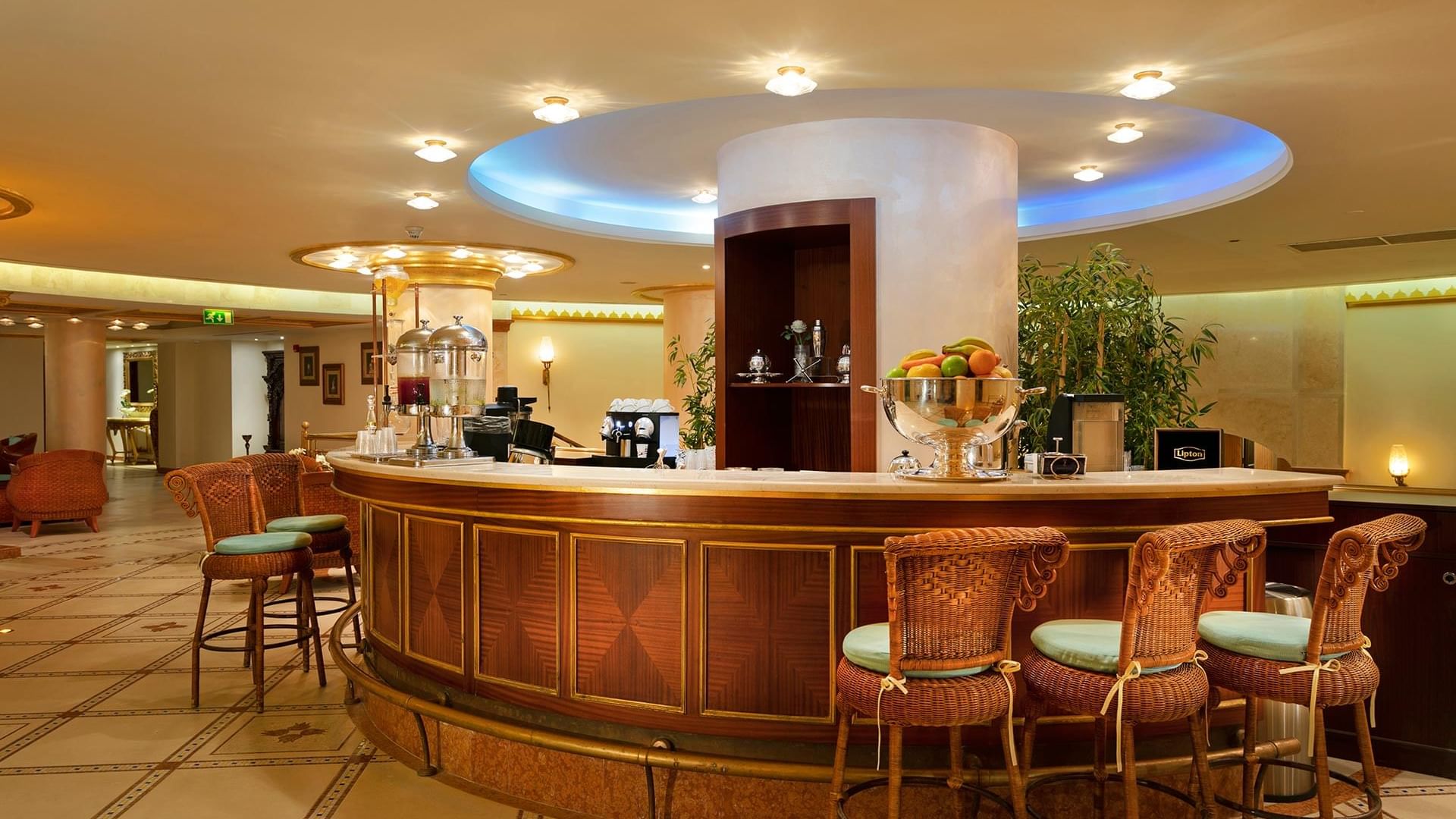 Luftaufnahme des Pools mit Sonnenliegen an den Lake Houses Bar im Titanic Mardan Palace.