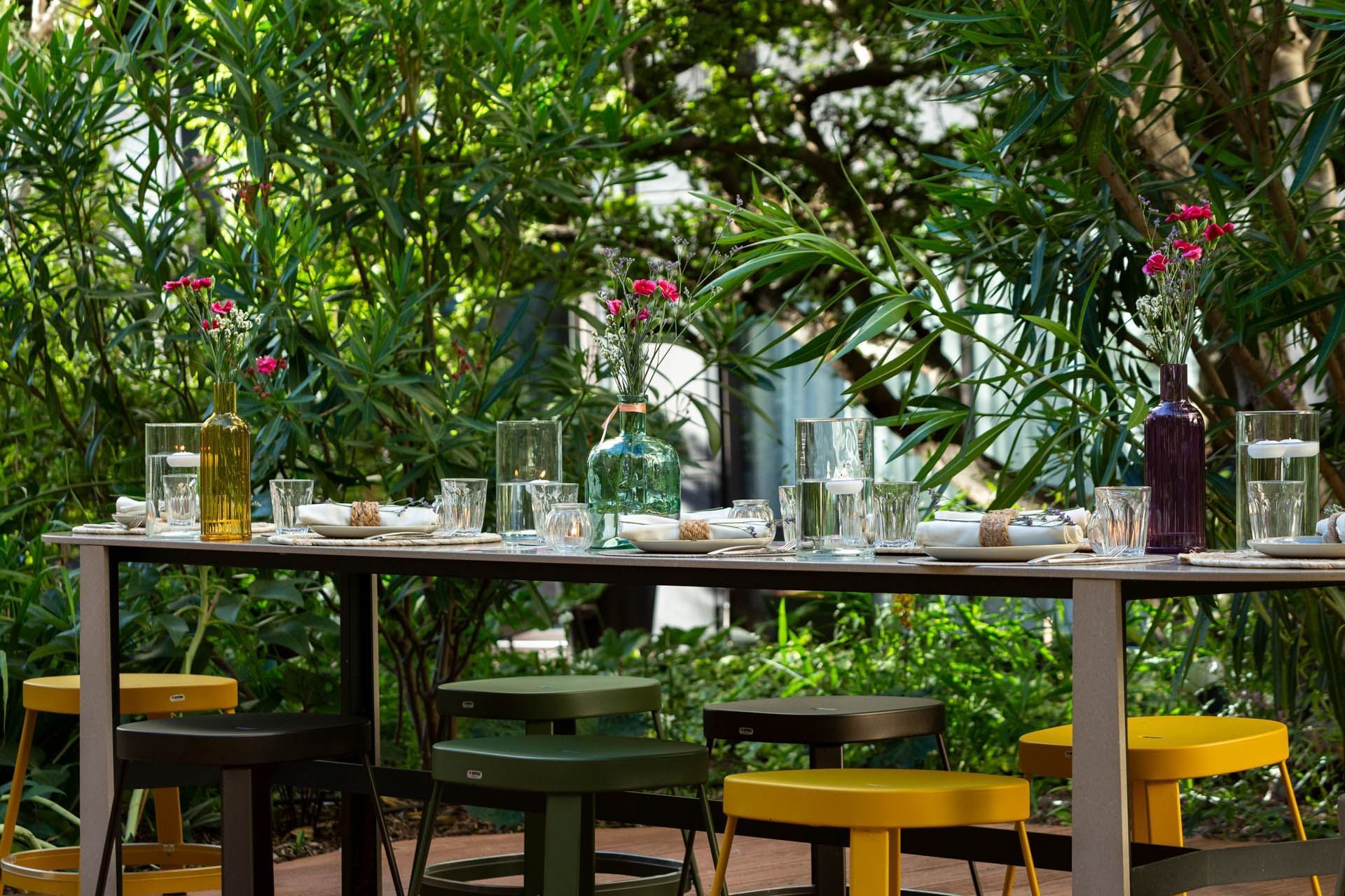 Espace salle à manger en extérieur à l'Oceania Paris Porte de Versailles