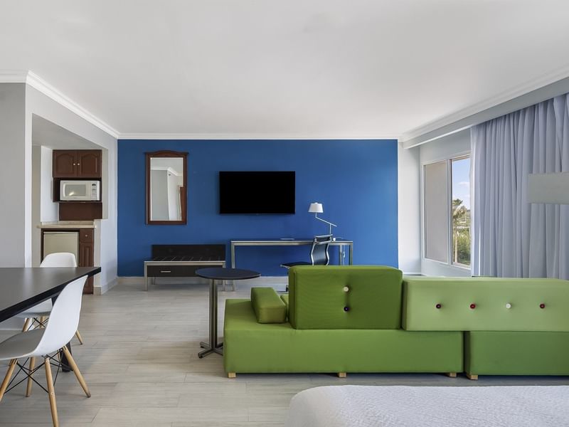 Junior Suite Vibrante, 1 King con sala en Fiesta Inn Express Nuevo Laredo, sofá, mesa y kitchenette