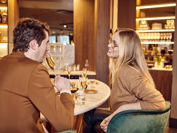 Gäster som minglar i The Livingroom lobbybar på Hotel Riverton i Göteborg