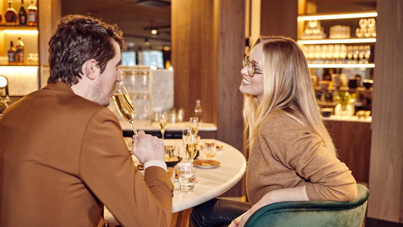 Gäster som minglar i The Livingroom lobbybar på Hotel Riverton i Göteborg