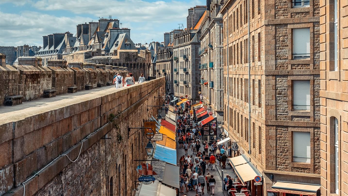 Marché de rue animé avec des gens rassemblés à l'extérieur près des Hôtels Oceania