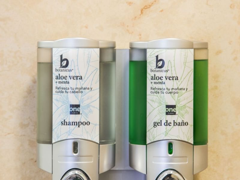Primer plano de los envases de champú y gel de One Hotels