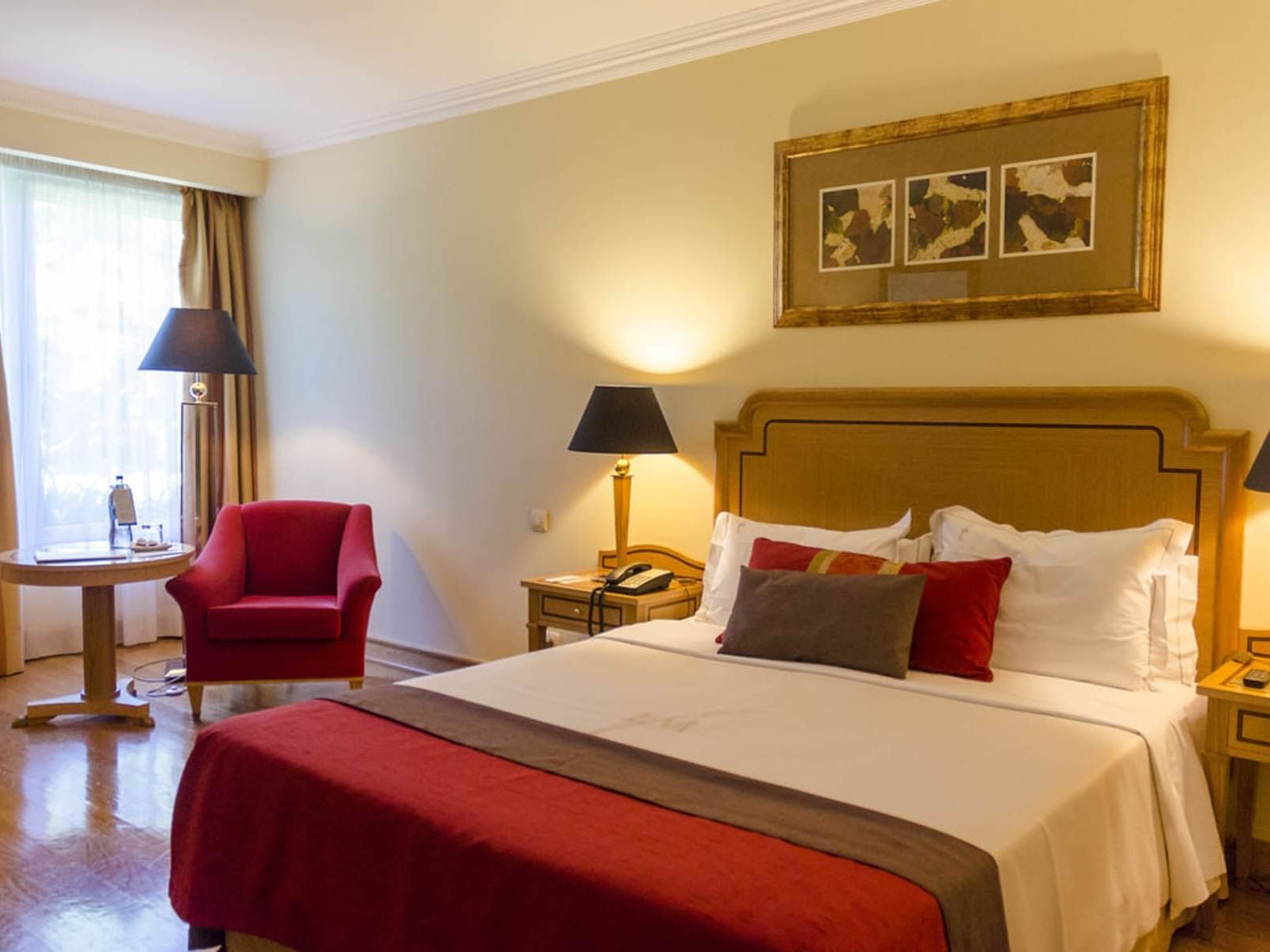 Cama queen size confortável em quarto moderno - no Hotel Cascais Miragem Health and Spa