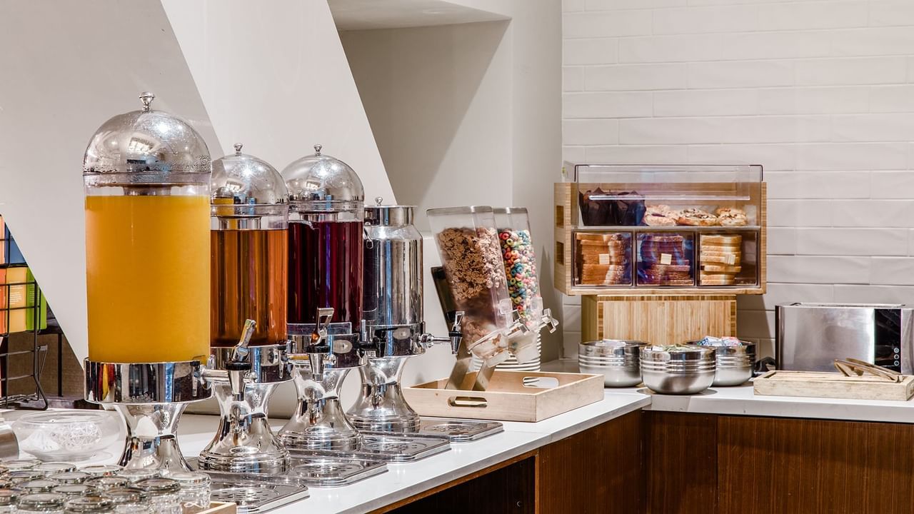 Executive lounge with breakfast, juice and snacks