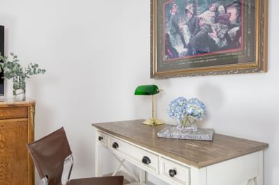 Work desk in Queen Premiere chic antique at Retro Suites