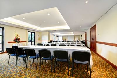 Madeira con mesa tipo aula en el Hotel Dann Carlton Medellín