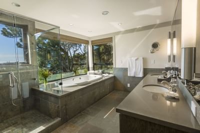A full bathroom in Heritage Suite at Heritage House Resort