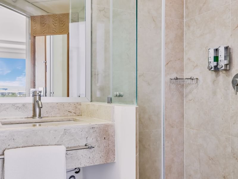 Baño con tocador en Habitación Superior, 1 Queen en One Hotels