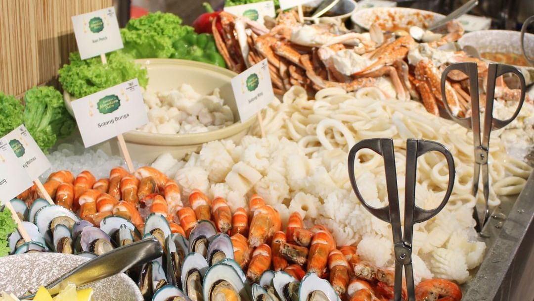 Fresh seafood placed on ice in the Santapan Nusantara Putra buffet at Sunway Putra Hotel