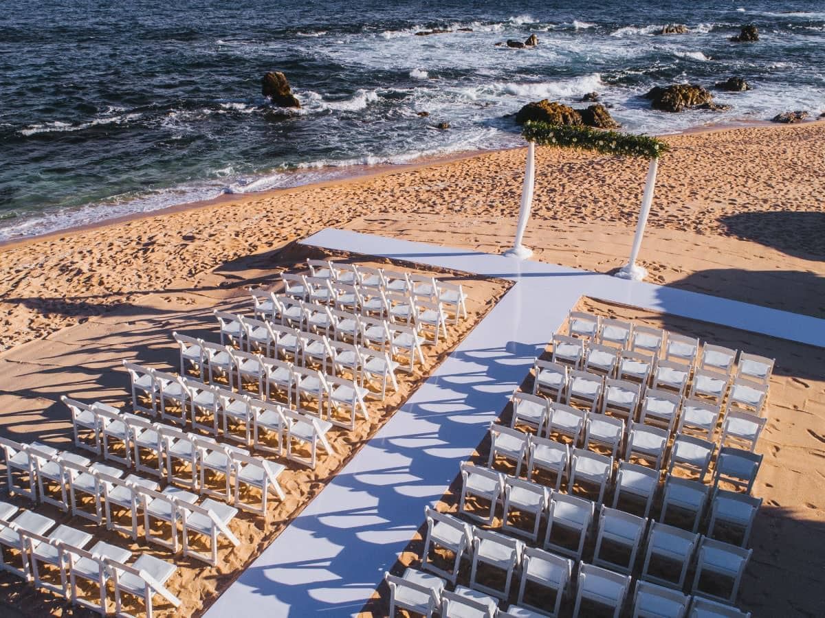 Montaje de sillas en boda frente al mar en Grand Fiesta Americana