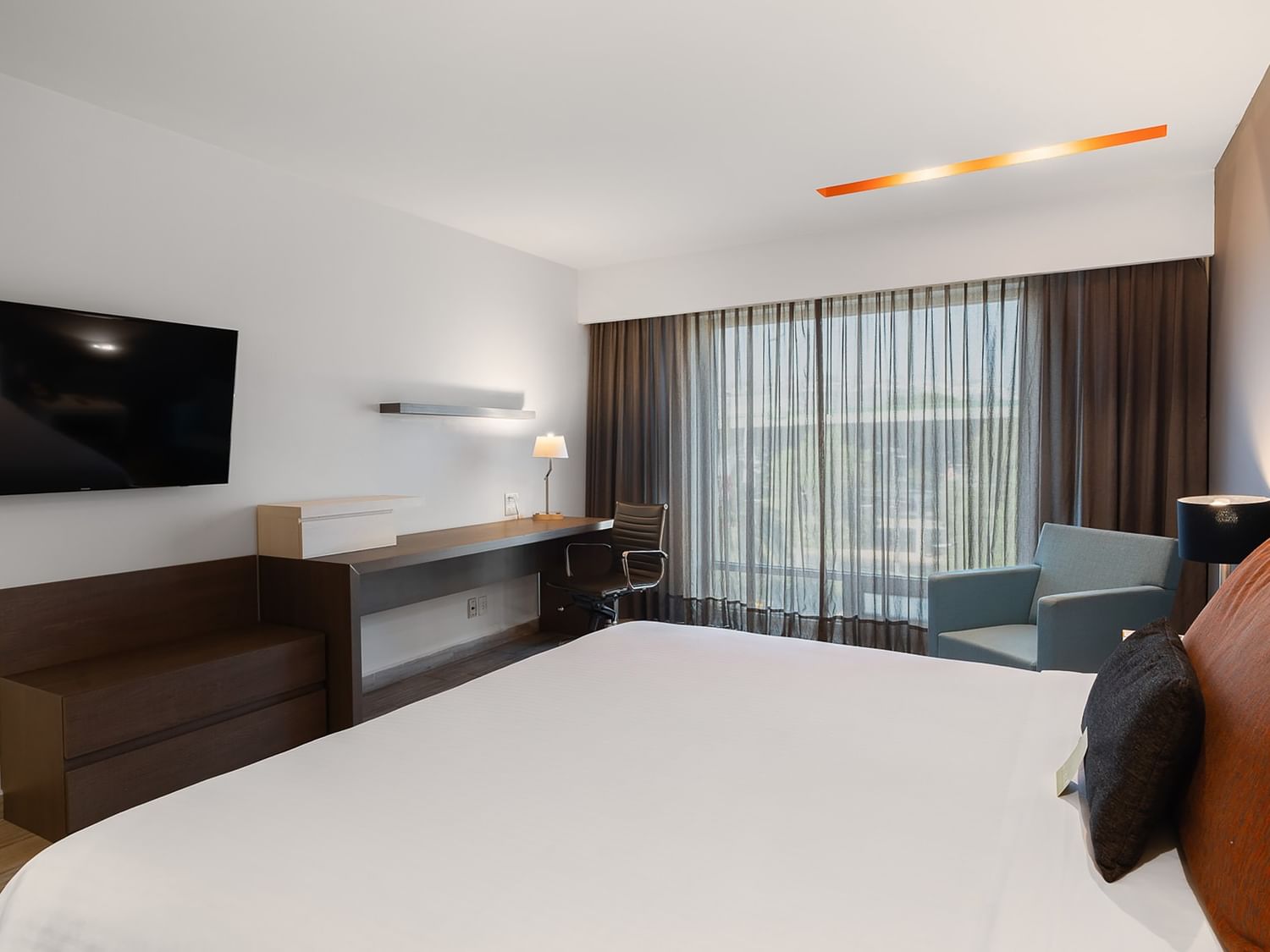 Habitación De Lujo King con cama grande, televisor y escritorio en Real Inn Perinorte Tlalnepantla.