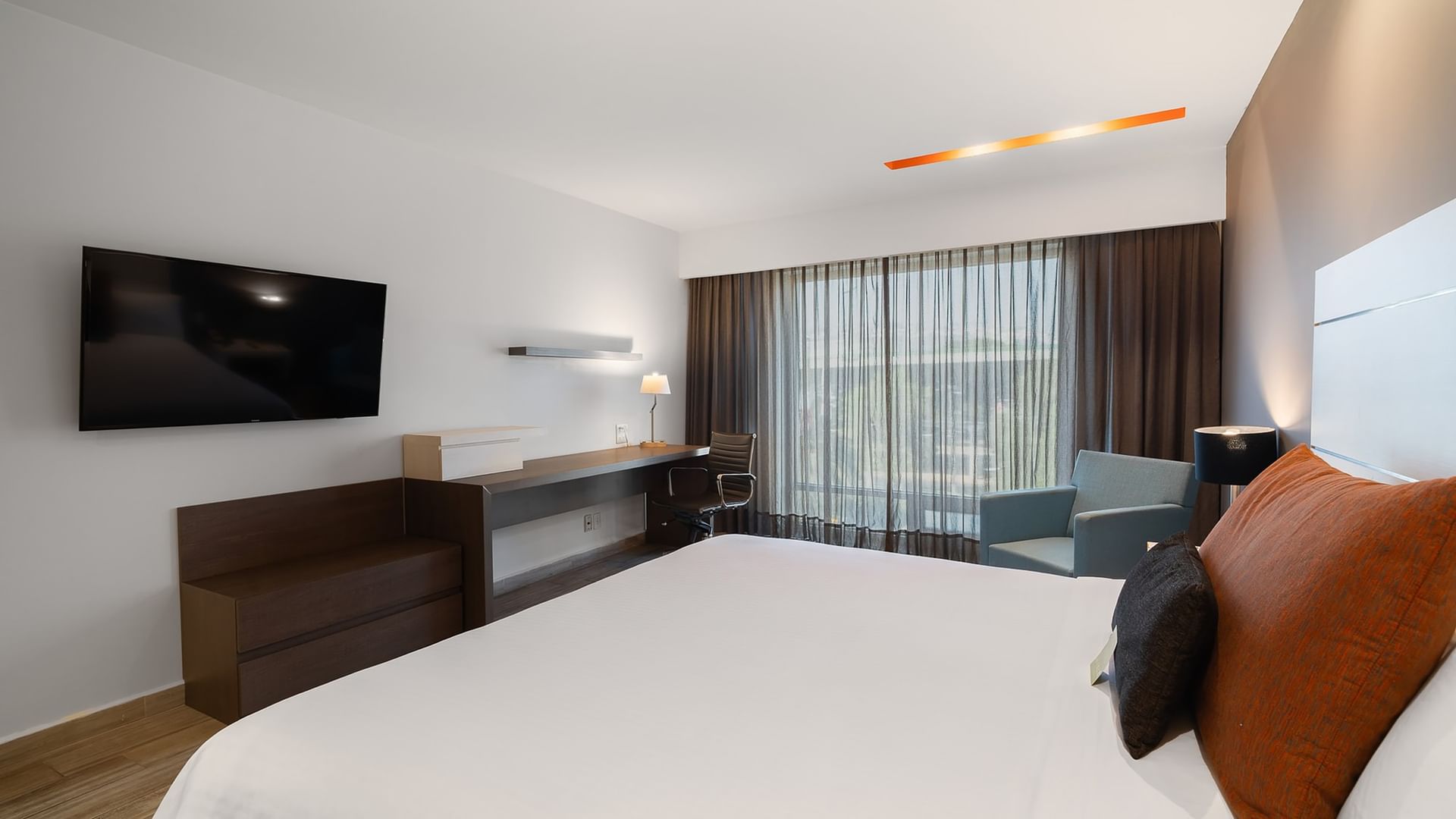 Habitación De Lujo King con cama grande, televisor y escritorio en Real Inn Perinorte Tlalnepantla.