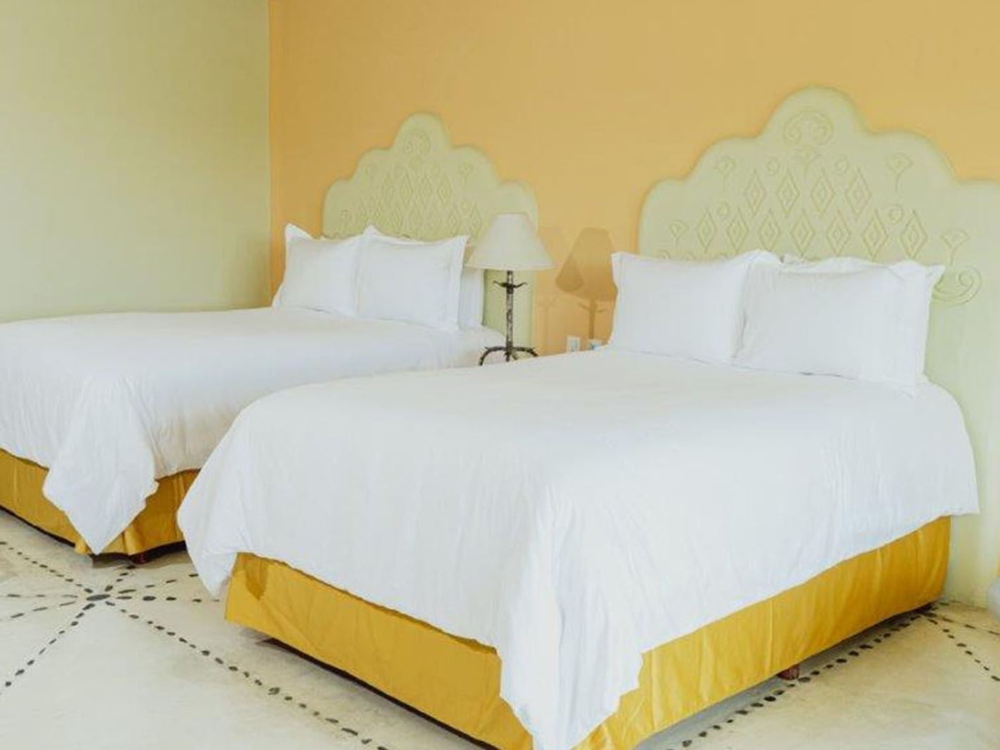 Dos camas dobles en Suite Gran Clase con piscina privada en Quinta Real Huatulco.