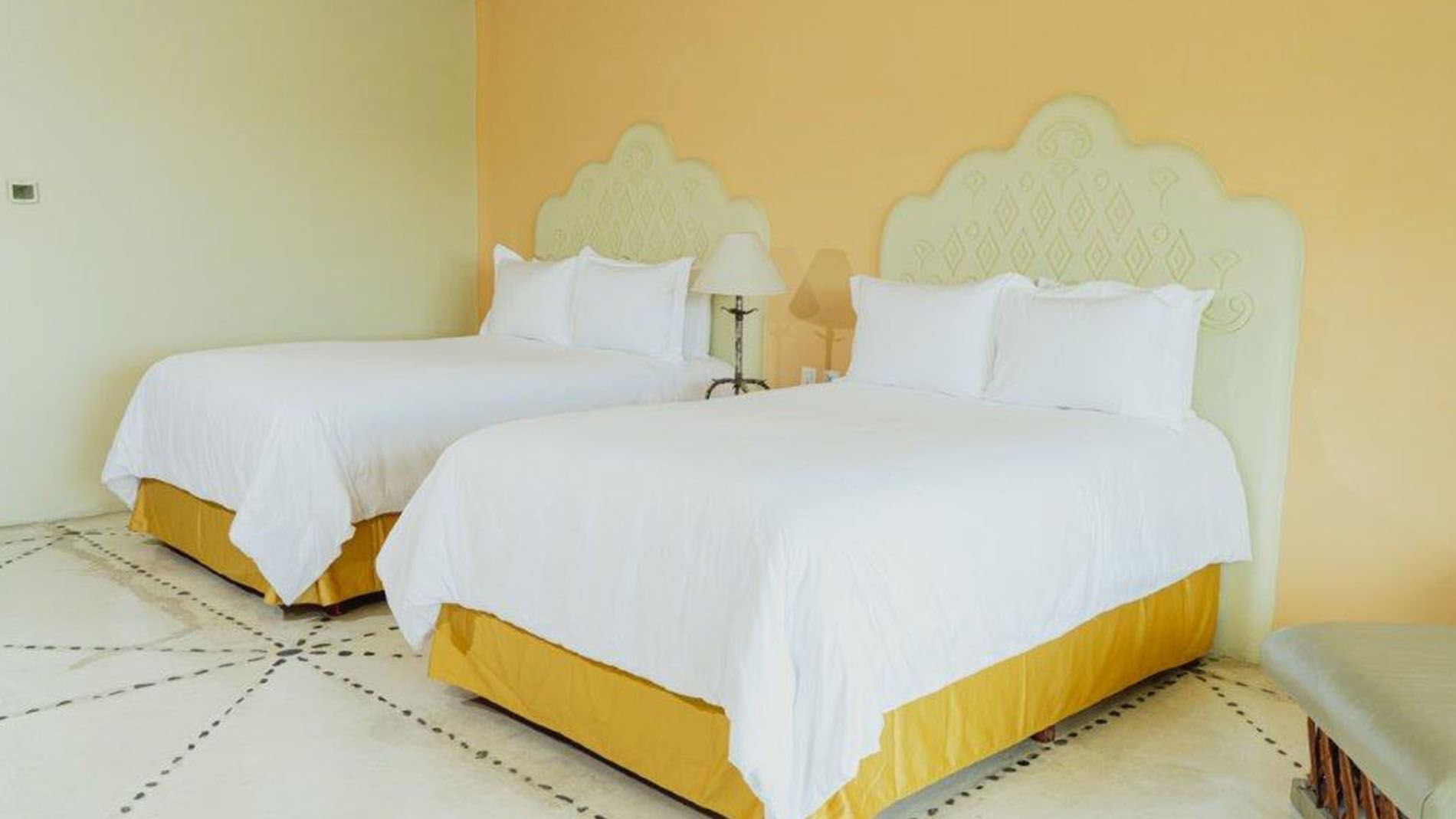 Dos camas dobles en Suite Gran Clase con piscina privada en Quinta Real Huatulco.