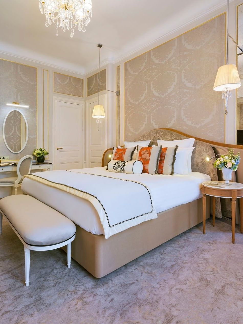 La chambre de la suite « Duke of Westminster », élégamment décorée, à l'Hôtel Westminster Paris.
