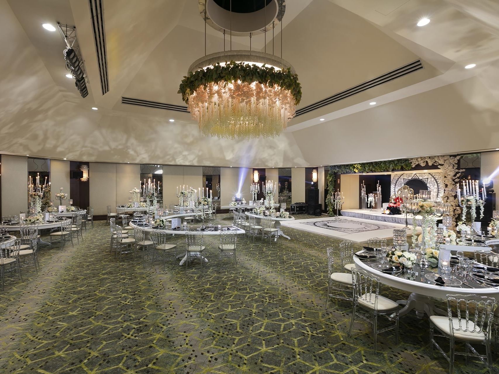 Titanic Port Bakırköy’deki Adriatic Balo Salonu’nda, zarif şekilde dekore edilmiş masalar, gösterişli avize ve profesyonel sahne kurulumu ile düğünlerden galalara, kurumsal davetlerden özel kutlamalara kadar her etkinlik için büyüleyici bir atmosfer sunul