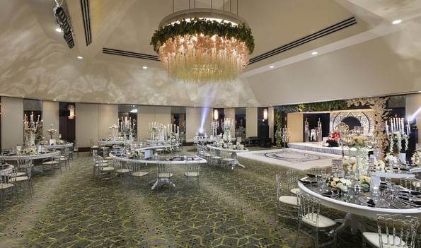 Titanic Port Bakırköy'de dekore edilmiş masalar, süslü avizeler ve sahne kurulumuyla Adriyatik Salon