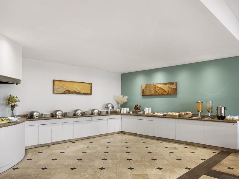 Amplio buffet de desayuno en Fiesta Inn Express Nuevo Laredo con platos calientes y jugos de fruta