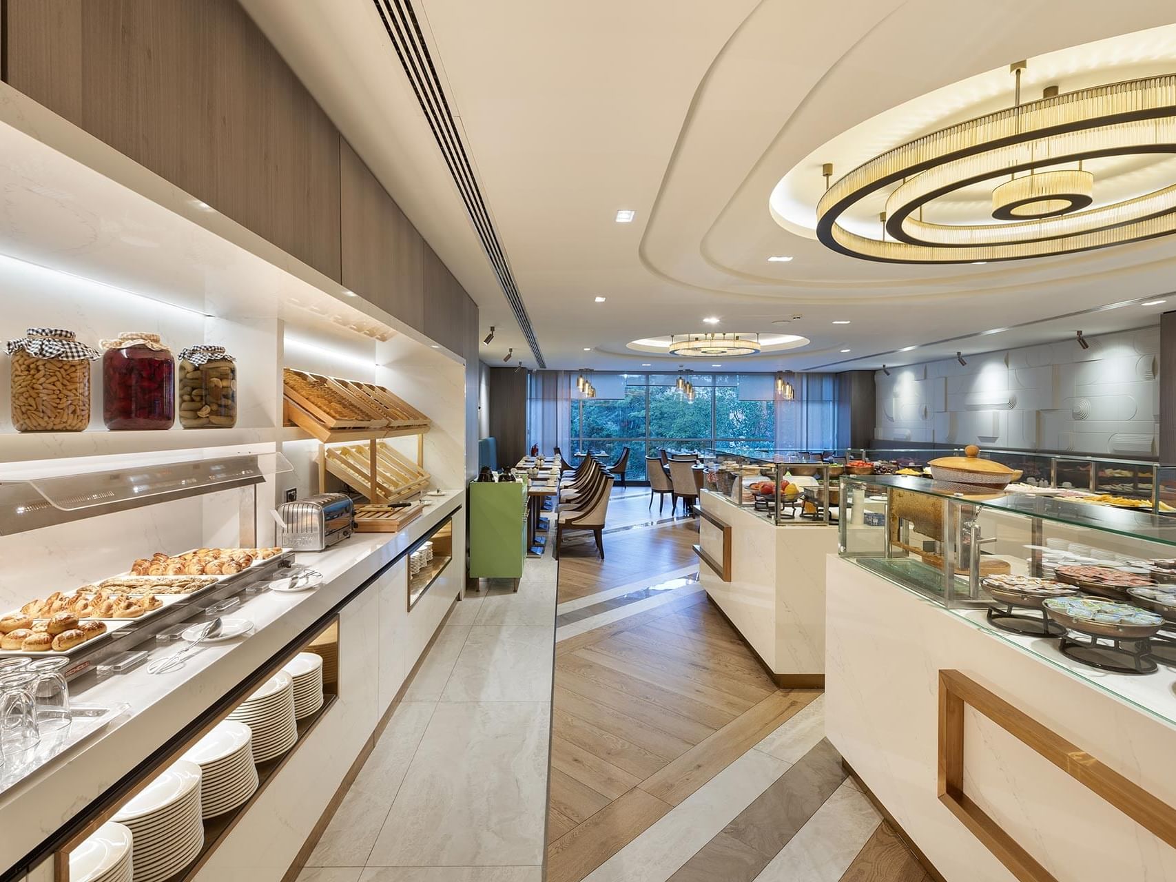 Lezzet ve estetik bir arada… Alesta Restaurant’ta açık büfe alanı, göz alıcı sunumlar ve zarif detaylarla Titanic Port Bakırköy’de sizi bekliyor!