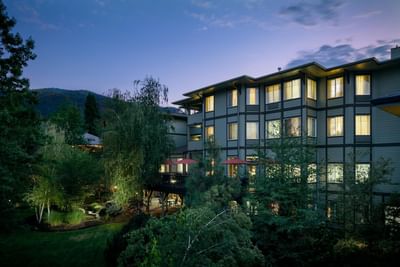 Exterior view of Plaza Inn & Suites at Ashland Creek​