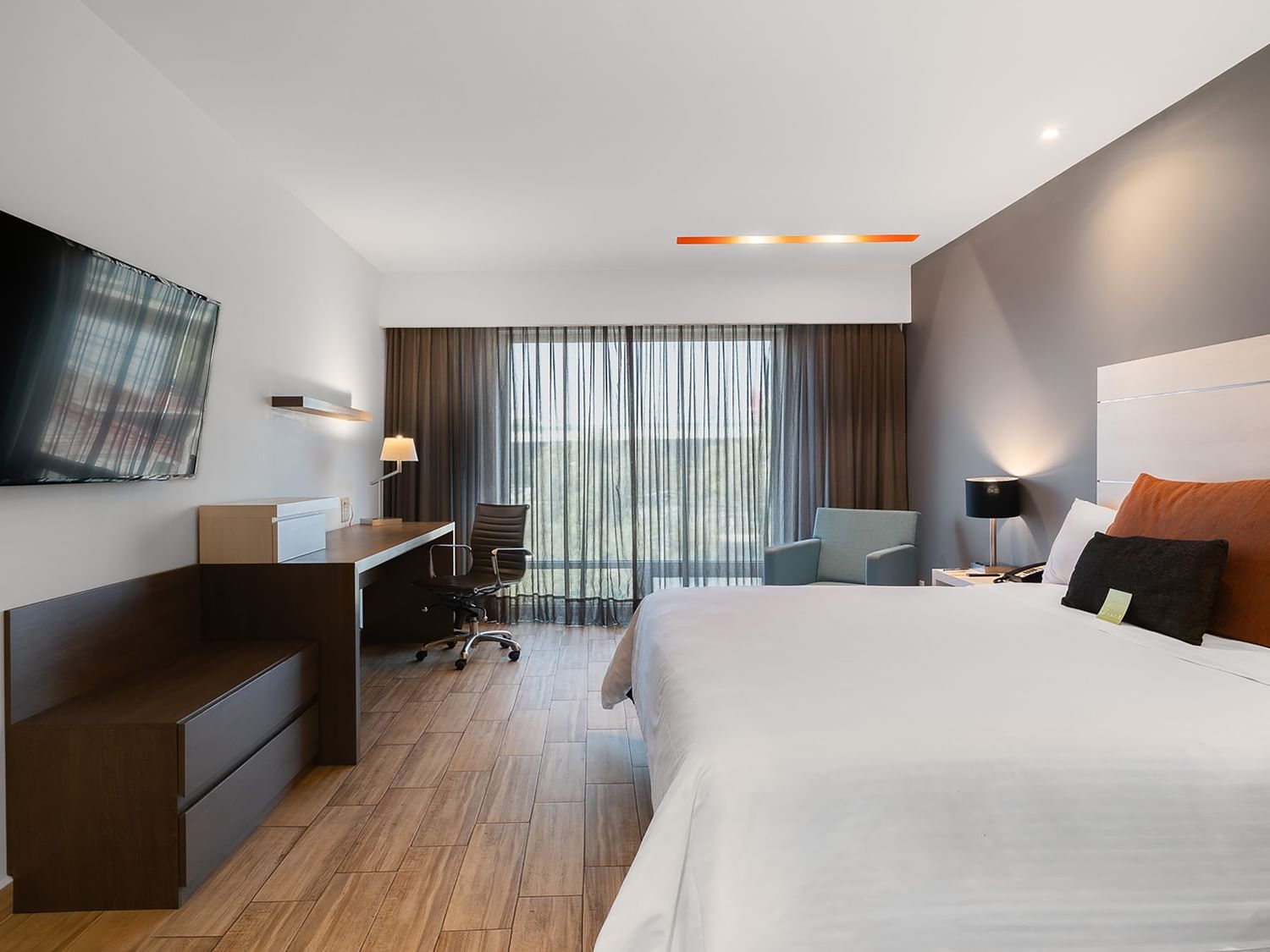 Habitación de lujo King en el hotel Real Inn Perinorte de Tlalnepantla.