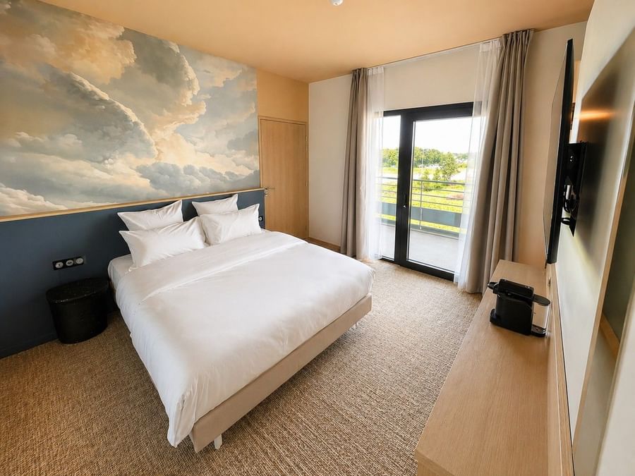 Chambre SUPERIEUR avec vue sur la terrasse et décoration nuageuse au Osmo Hôtel Chantepie