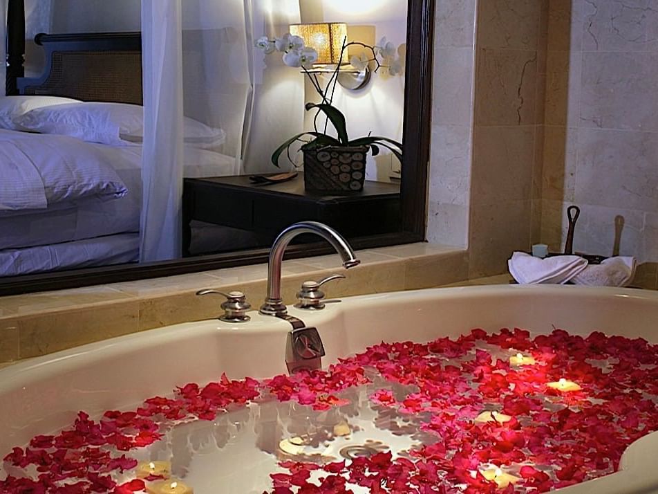 Rose petals & candles in Bathtub at Casa Colonial Beach and Spa