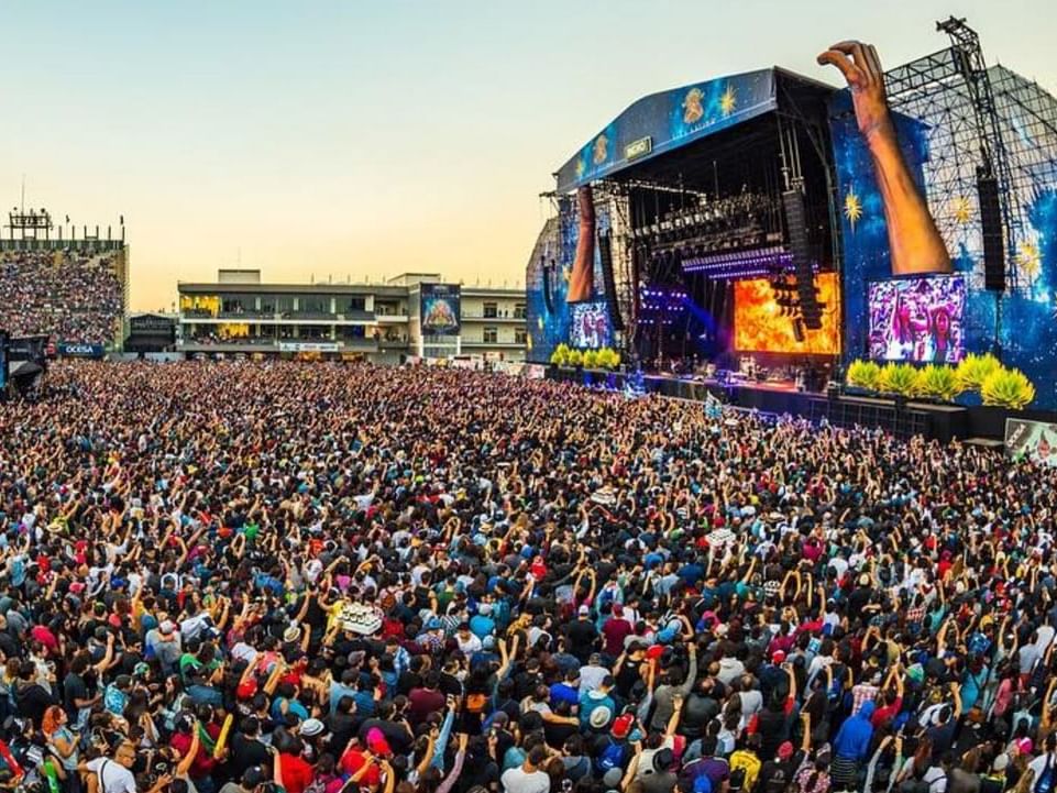 Gente abarrotada en el Vive Latino cerca de Grand Fiesta Americana