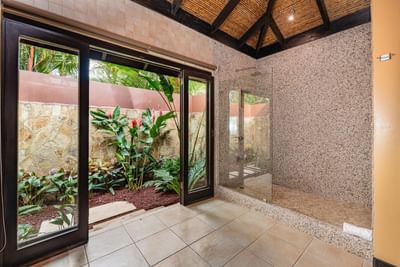 A Bathroom with outdoor shower at Rio Celeste Hideaway