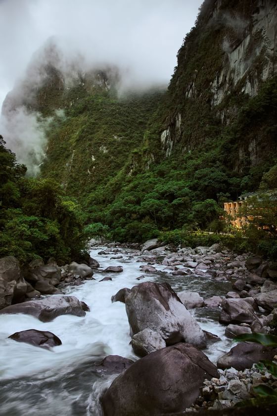 Vista lejana de la fachada del hotel sumaq, se puede ver la mont