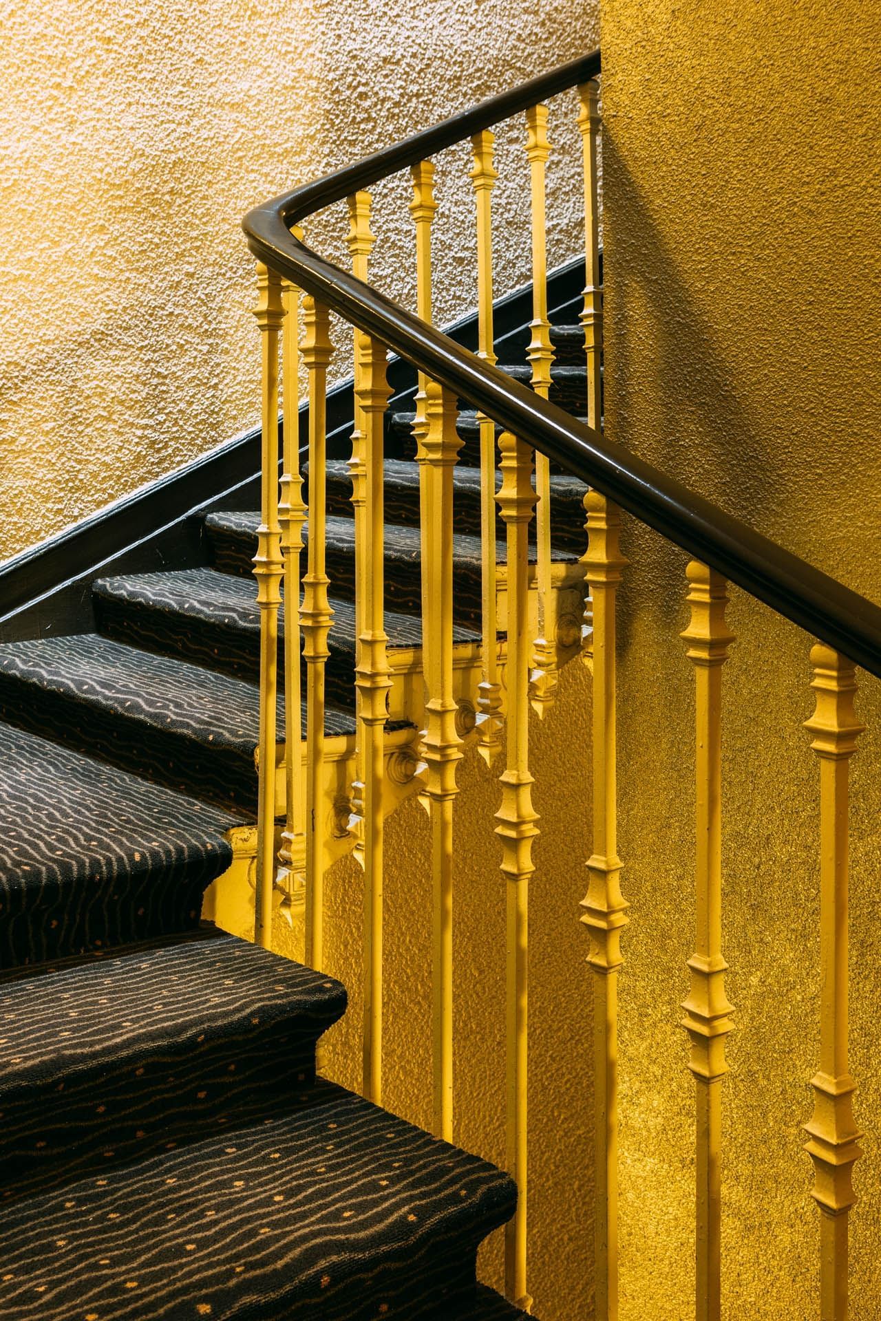 Gros plan sur l'escalier à l'Escale Oceania Marseille