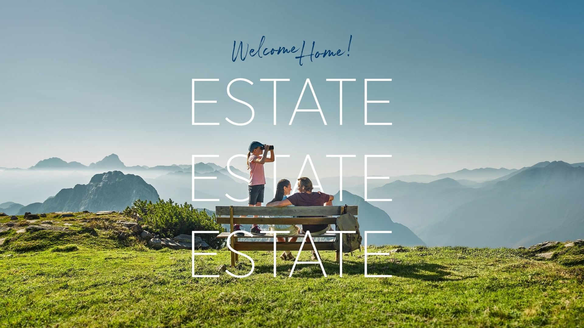 Famiglia su panchina con montagne sullo sfondo e slogan di benvenuto di Falkensteiner Group