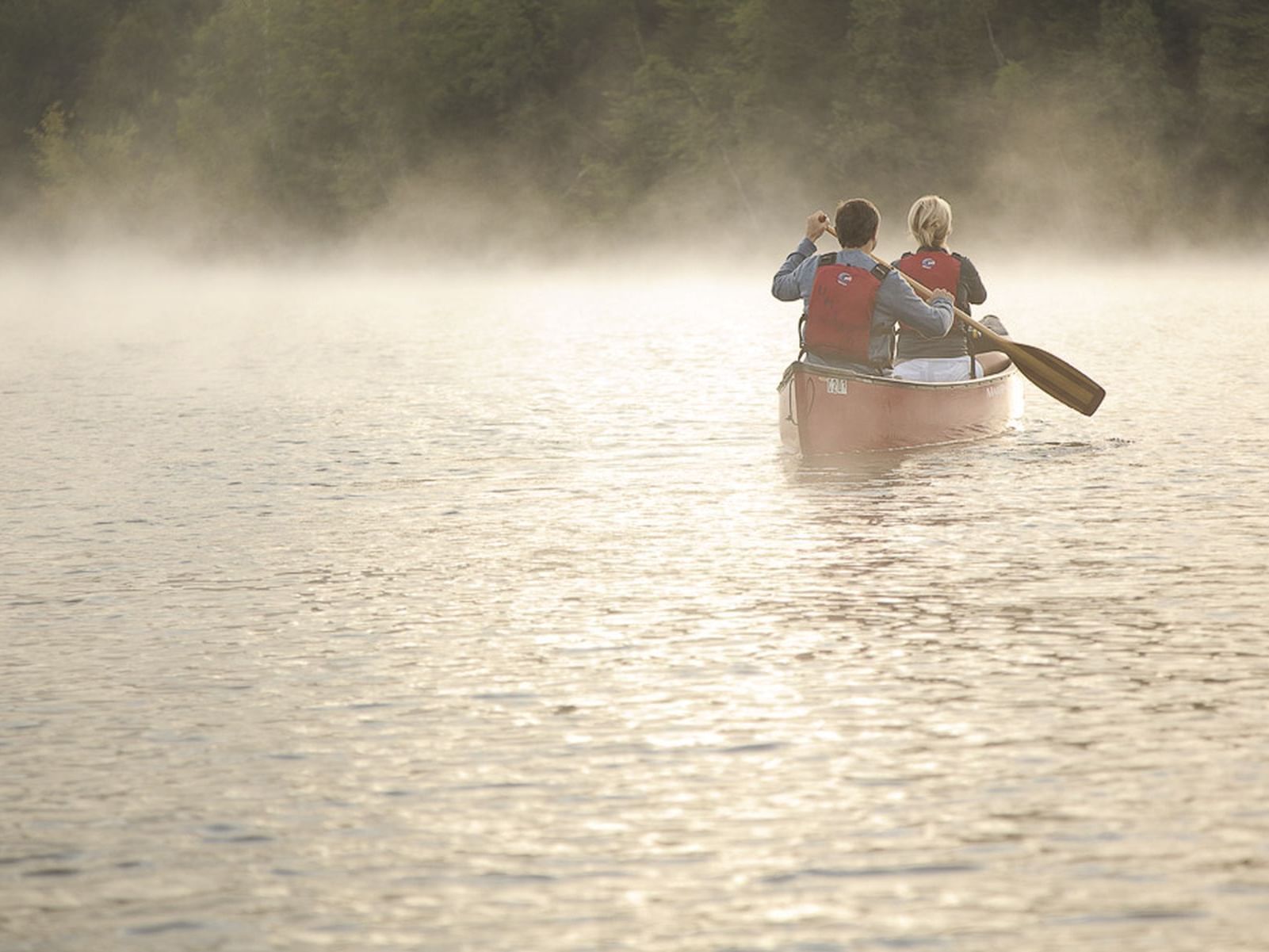 Two people kayaking near Topnotch Stowe Resort